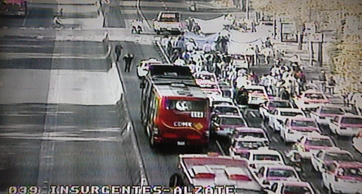 Taxistas avanzan hacia el Ángel desde Insurgentes Norte