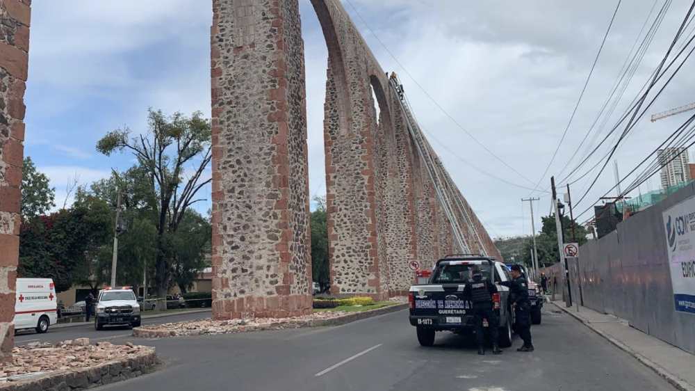 Evitan que joven se suicide en Acueducto de Querétaro Evitan que joven se suicide en Acueducto de Querétaro