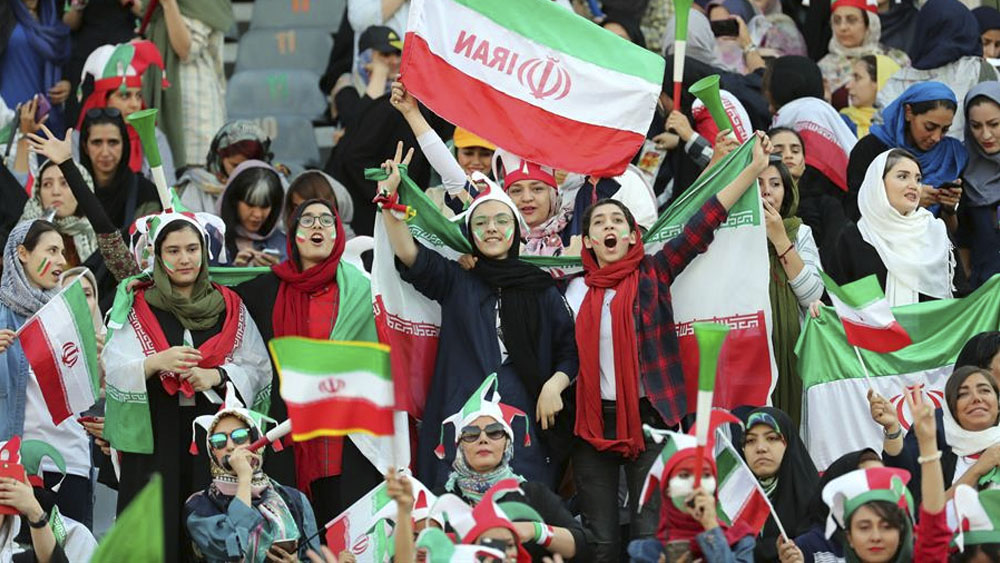 Mujeres iraníes hacen historia al entrar a estadio de futbol