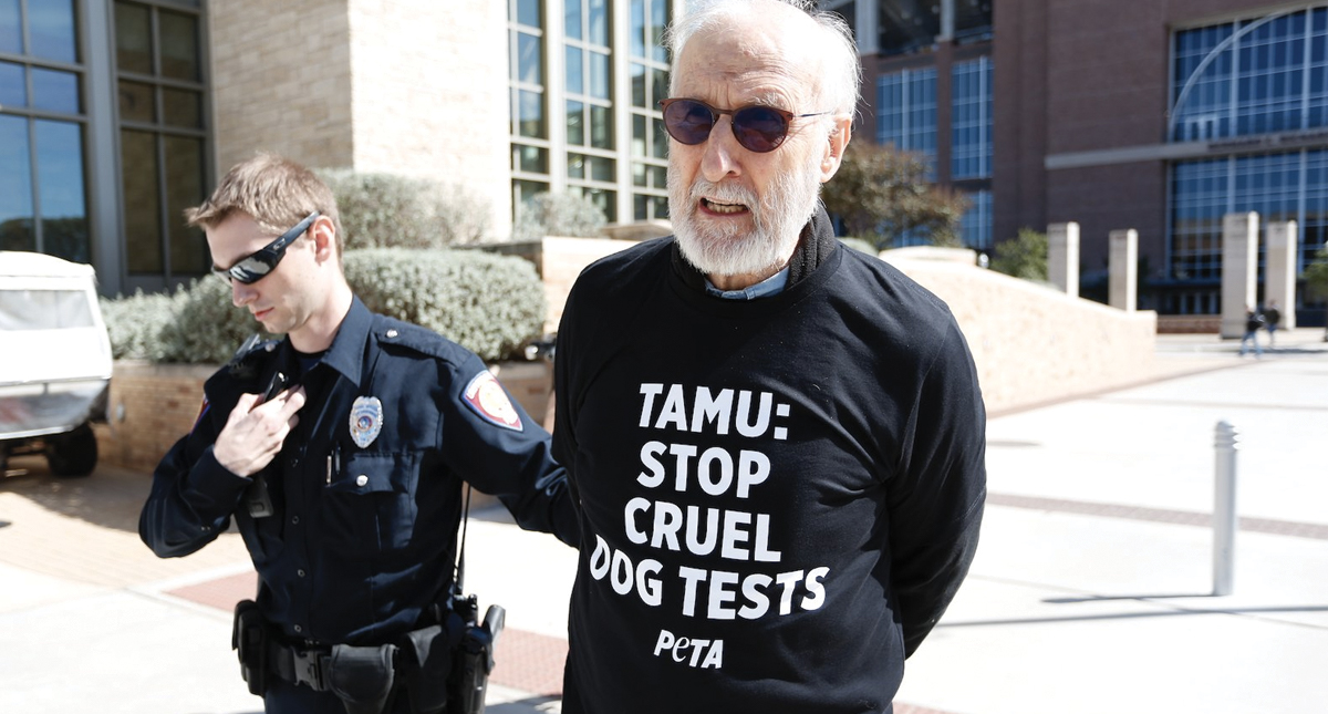 Detienen a James Oliver Cromwell durante protesta