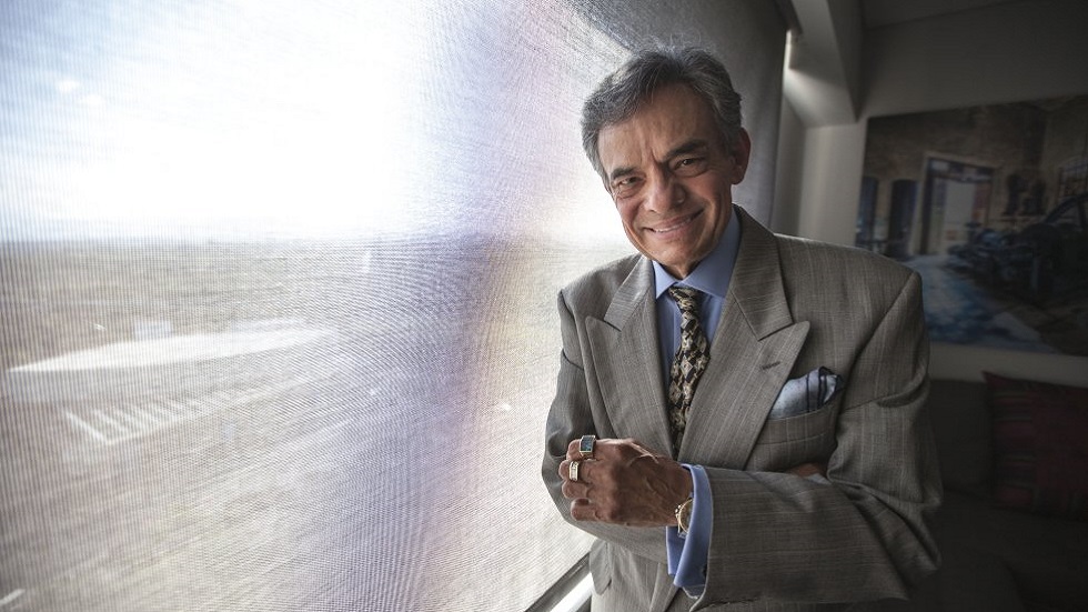 Admiradores llegan a funeraria de Miami para despedir a José José