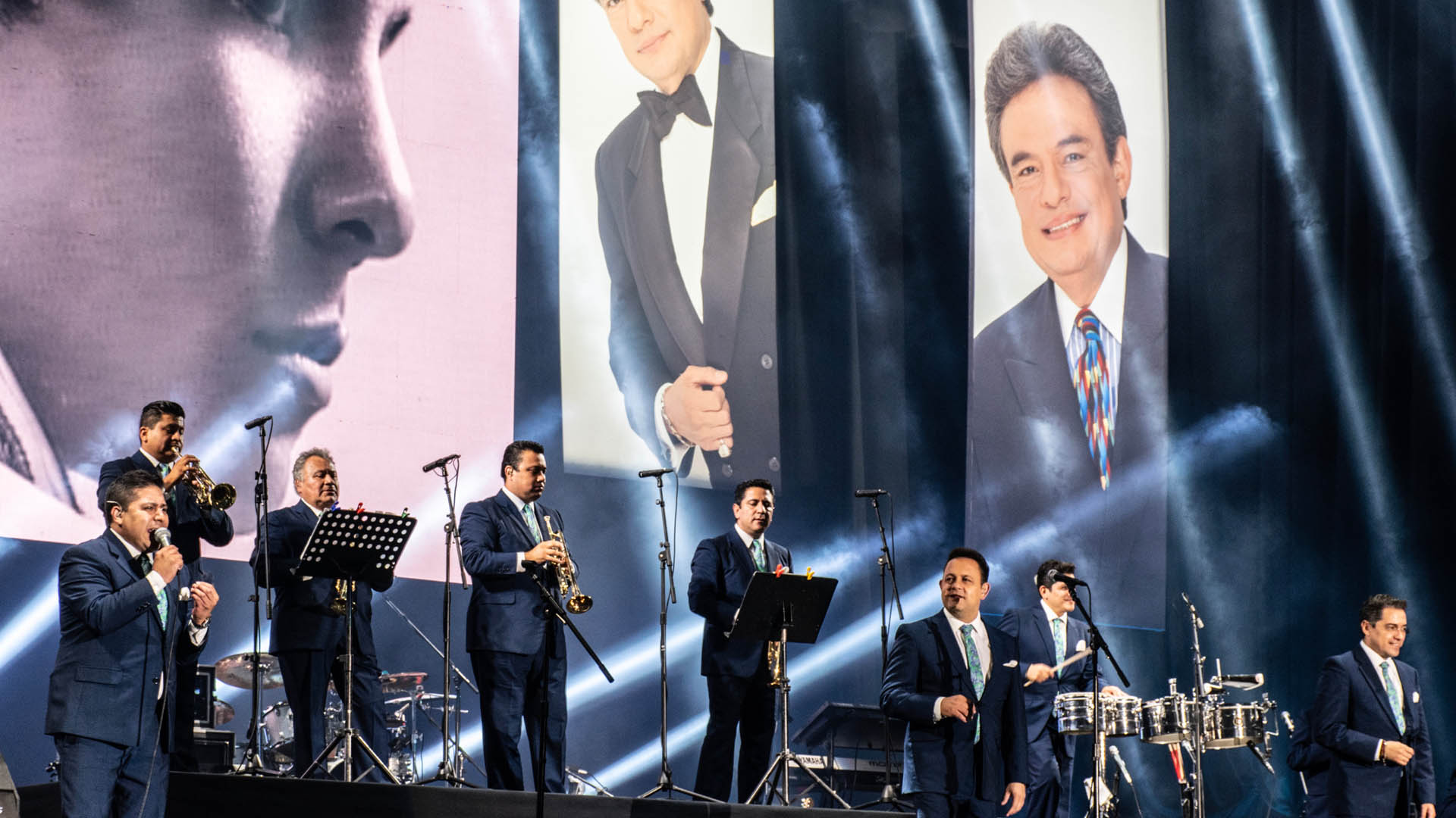 Miles recuerdan a José José en homenaje en el Zócalo
