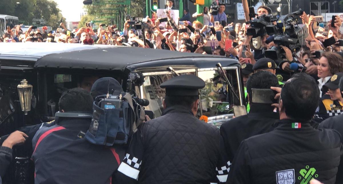 Llega a Bellas Artes cortejo fúnebre con cenizas de José José