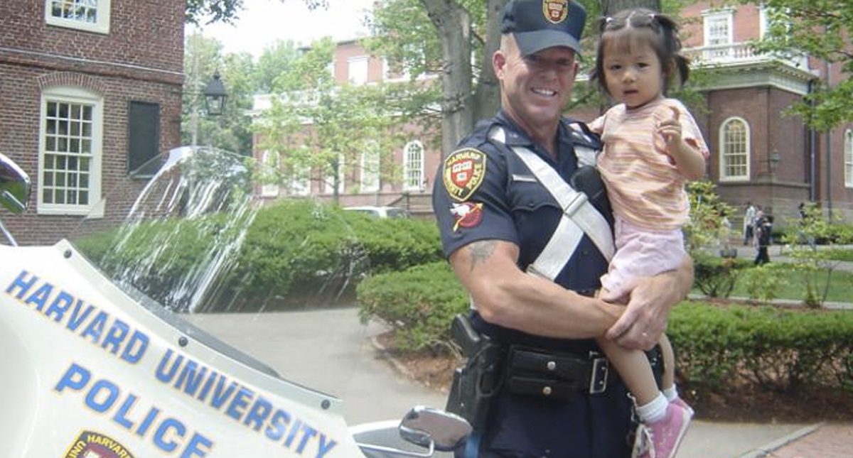 Joven recrea foto de hace 15 años en Harvard