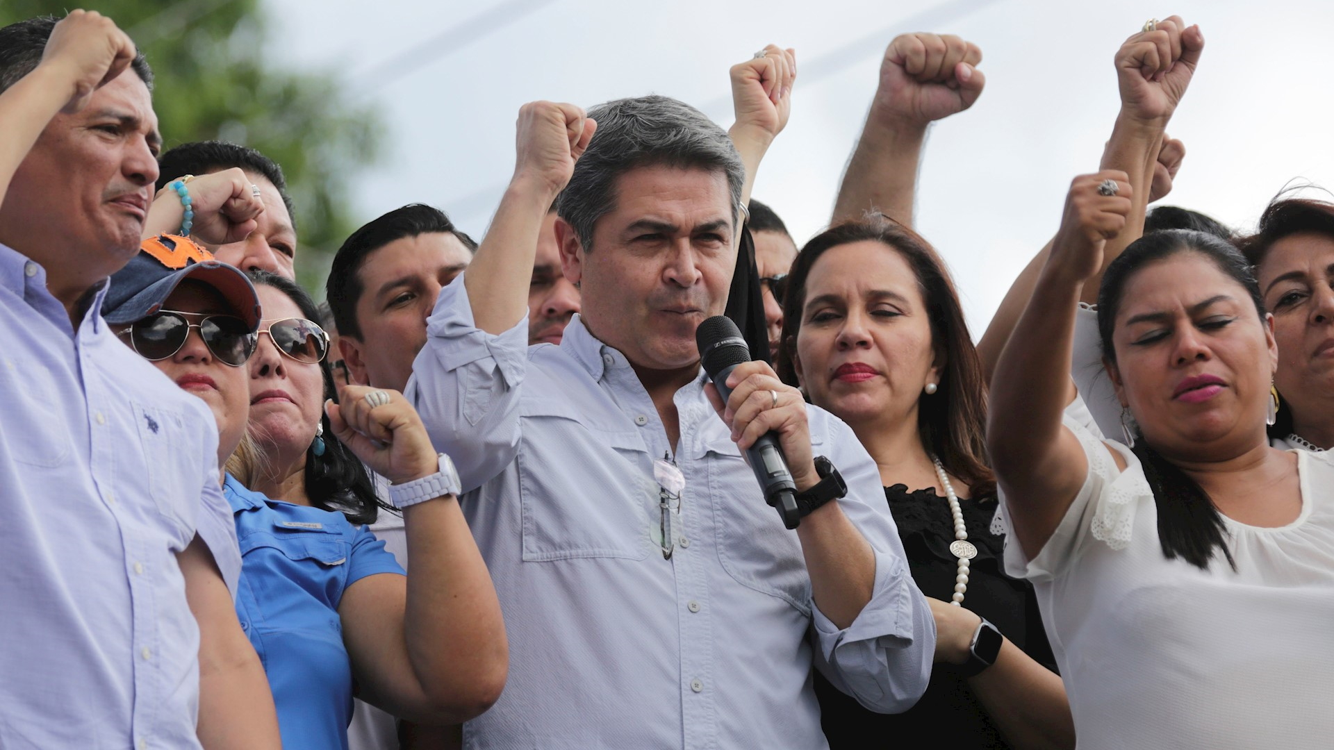 Presidente de Honduras asegura a opositores que “no pasarán”