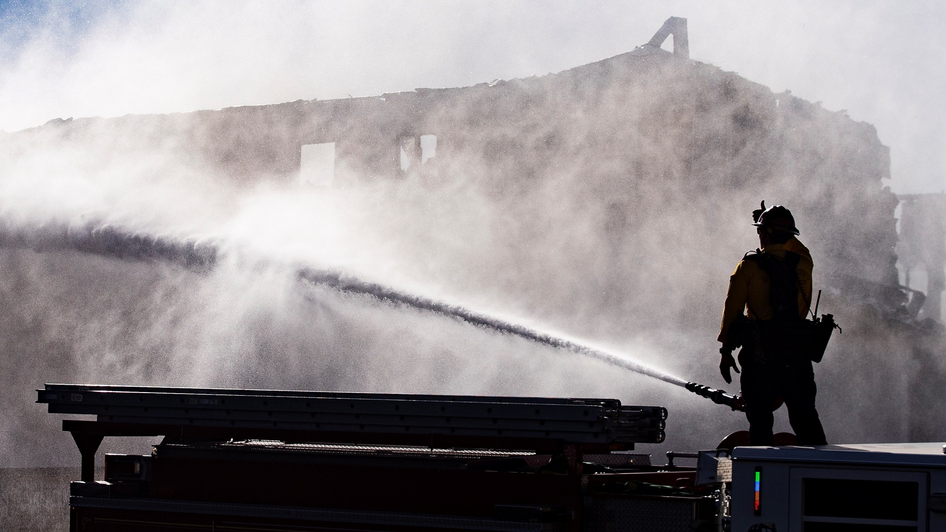 Declaran emergencia en dos condados de California por fuertes incendios - labores-de-extincion-del-fuego