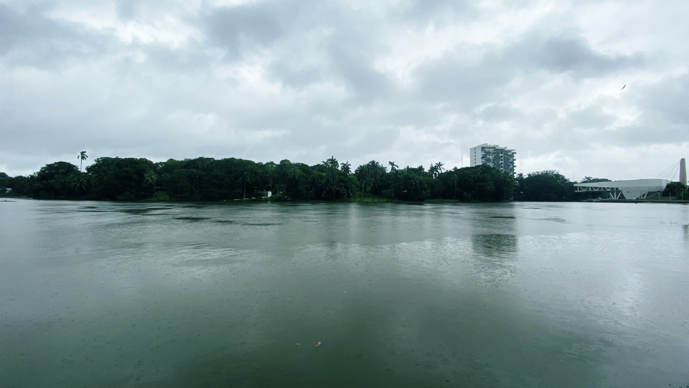 Lluvias dejan encharcamientos y laguna desbordada en Tabasco