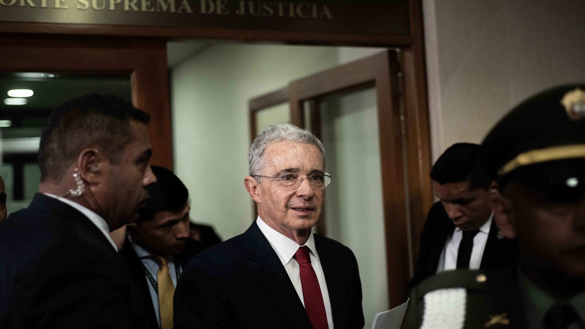 Vinculan a proceso a Álvaro Uribe por presunto fraude y soborno - llegada-del-expresidente-colombiano-a-la-corte-suprema-de-justicia