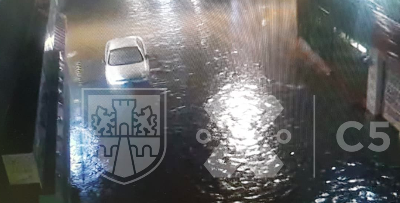 Intensa lluvia deja encharcamientos en el oriente del Valle de México