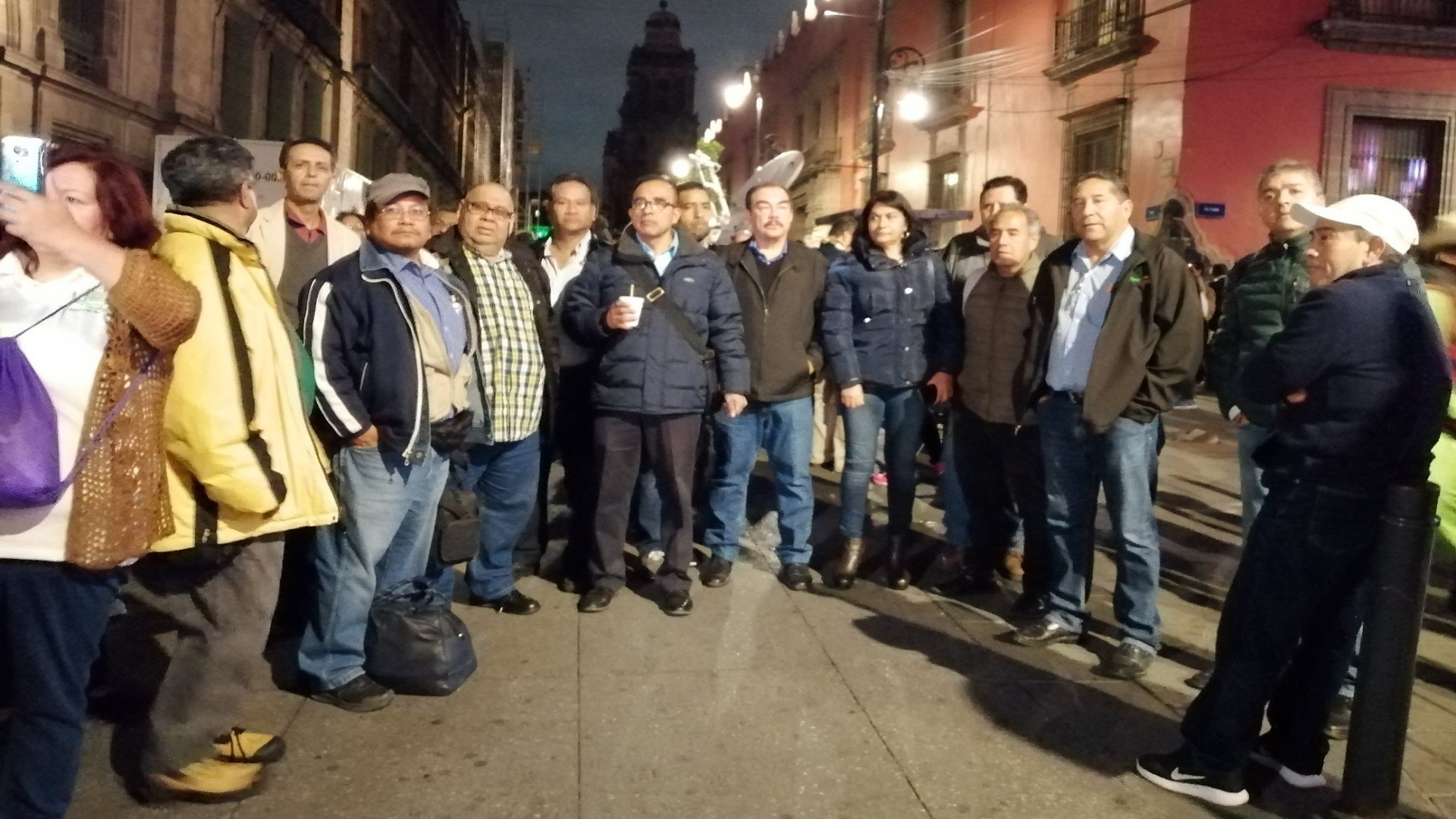 Profesores del Conalep protestan afuera de Palacio Nacional - maestros-del-conalep