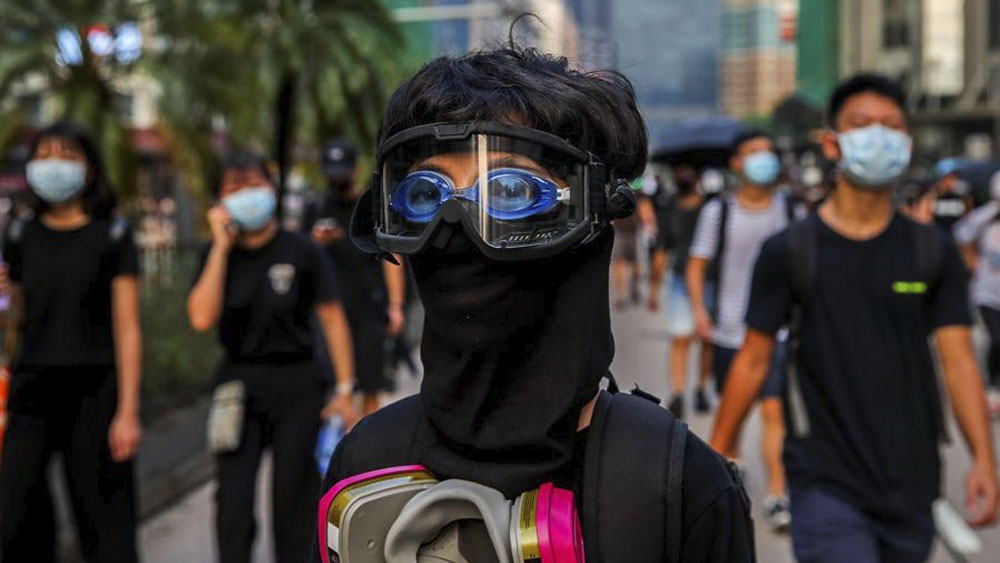 Jóvenes y ancianos realizan manifestaciones no autorizadas en Hong Kong