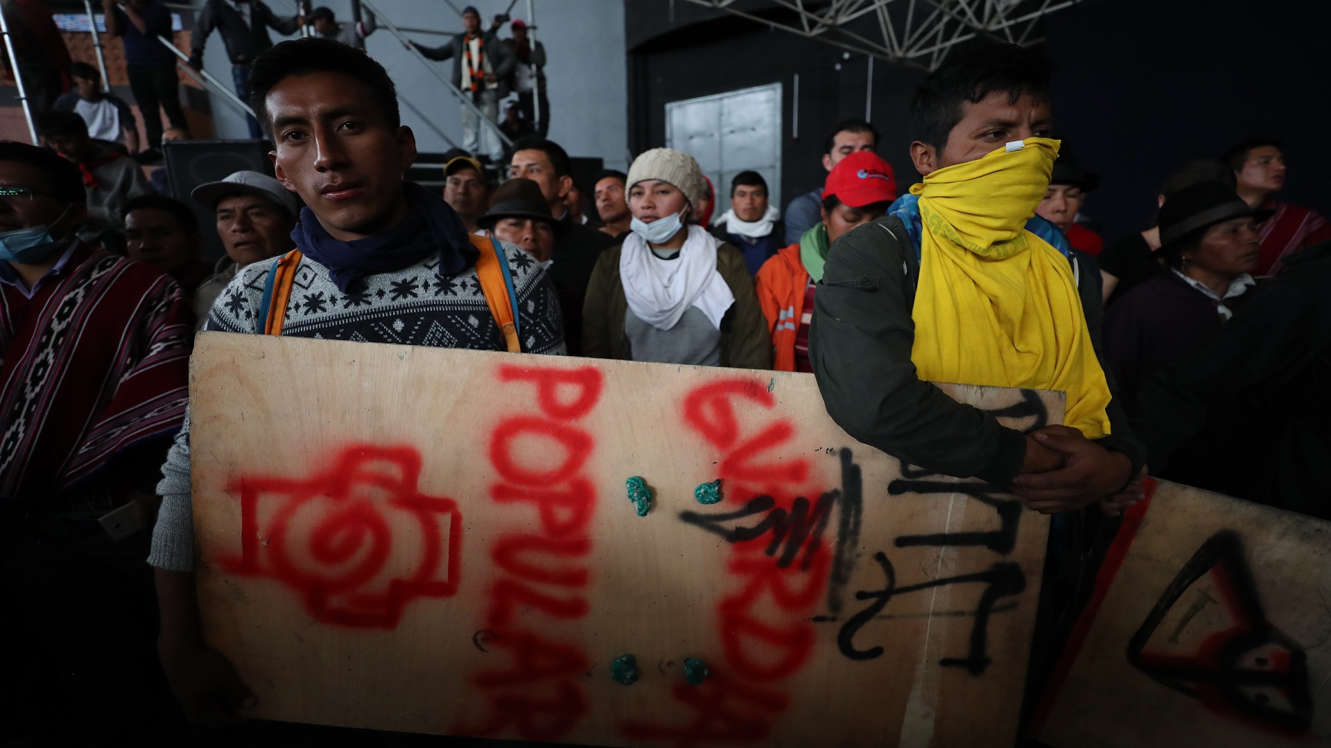 Manifestantes indígenas en Quito retienen a policías - manifestantes