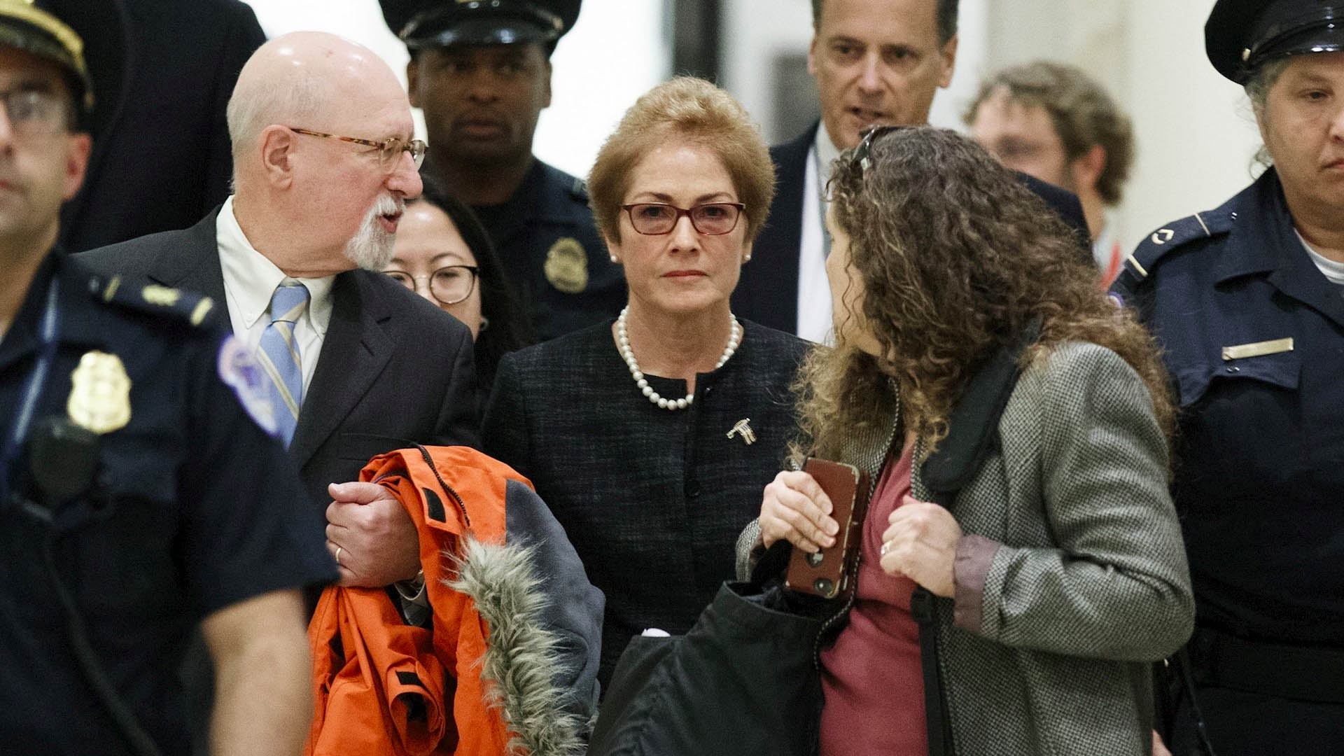 Ex embajadora en Ucrania dice que Trump presionó personalmente para despedirla