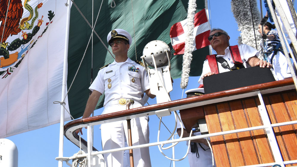 Marinos rescatan a pescador lesionado en Sonora