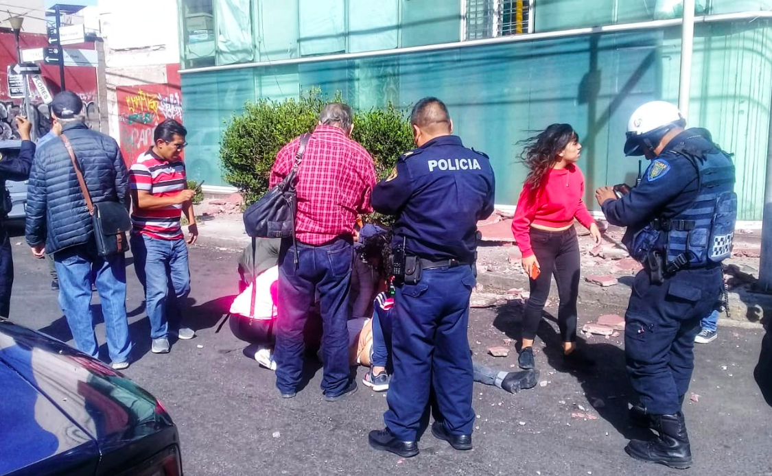 Caída de marquesina deja tres heridos en Coyoacán Caída de marquesina deja tres heridos en Coyoacán