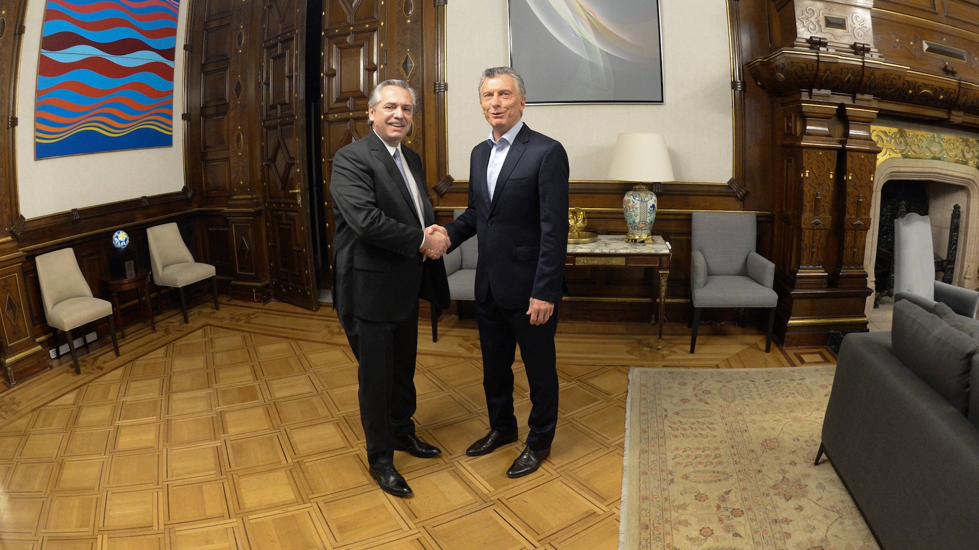 Macri y Fernández se reúnen para abordar transición tras triunfo de peronista