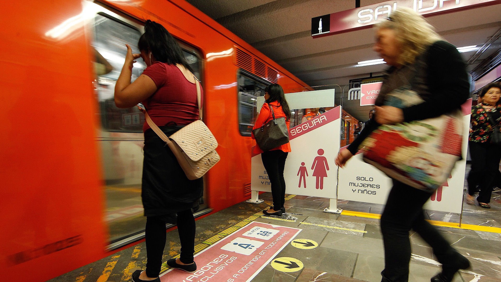 Por lluvia, marcha lenta en cuatro líneas del Metro