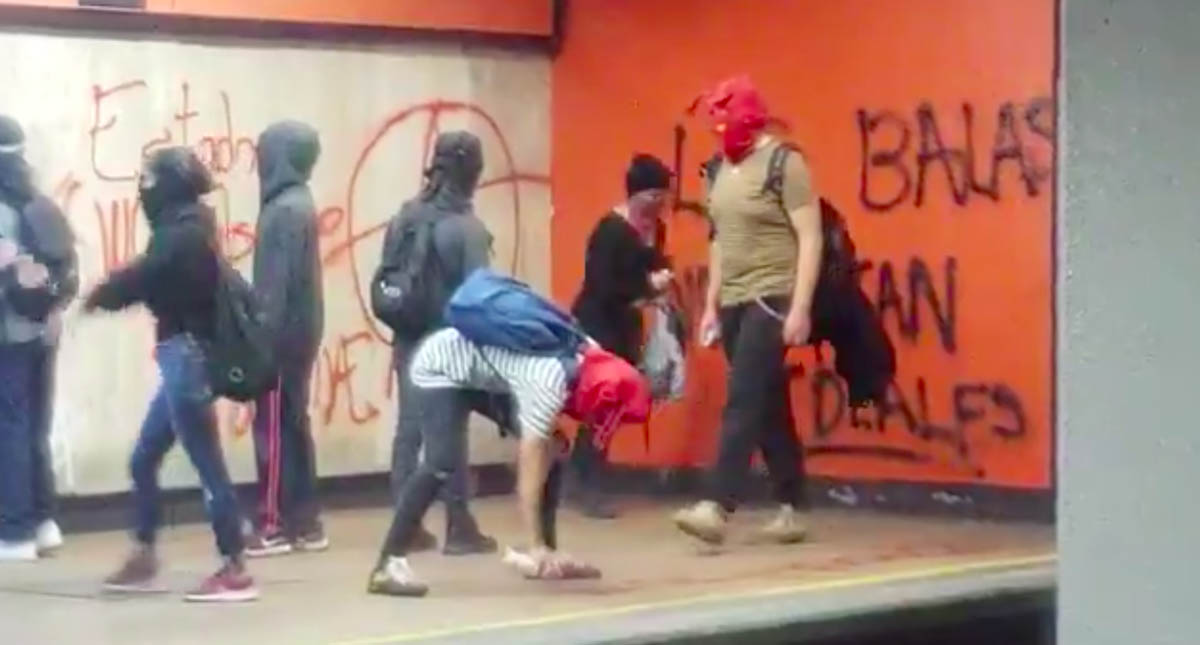 #Video Encapuchados realizan pintas en Metro Auditorio