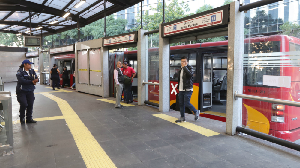 Metrobús cerrará estaciones por Desfile de Día de Muertos este sábado