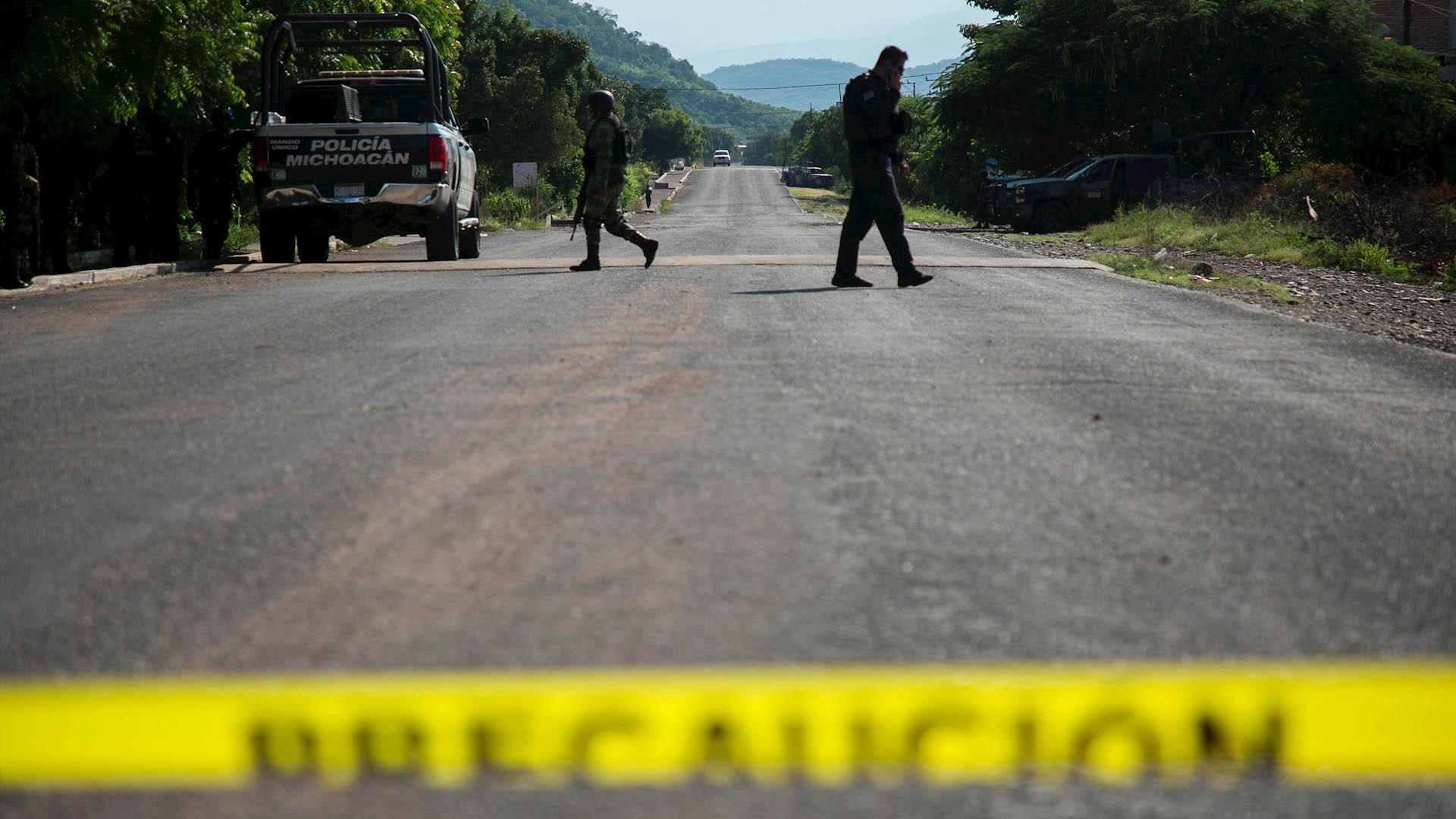 Más de 30 delincuentes emboscaron a policías en Michoacán Más de 30 delincuentes emboscaron a policías en Michoacán