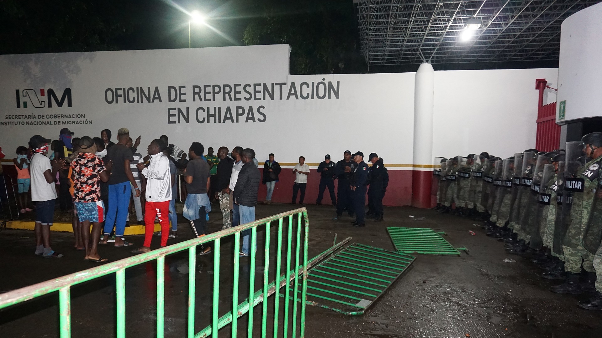 Migrantes y Guardia Nacional chocan en estación migratoria Siglo XXI