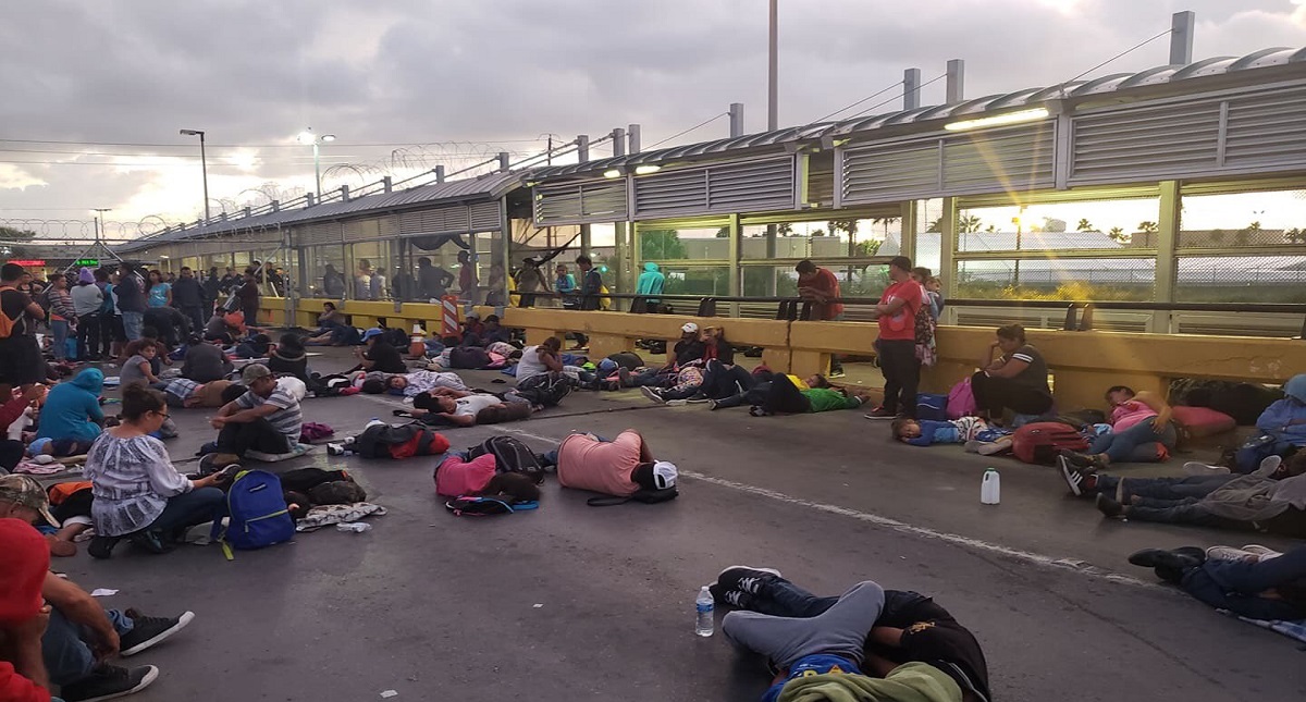 Migrantes bloquean Puente Nuevo Internacional de Matamoros