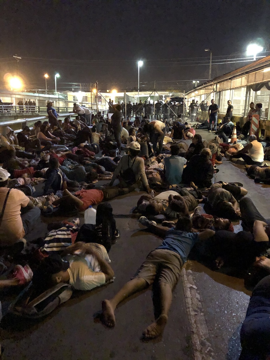 Migrantes liberan Puente Nuevo Internacional de Matamoros - migrantes-percnoctaron-en-el-paso-fronterizo-para-presionar-al-gobierno-de-eeuu