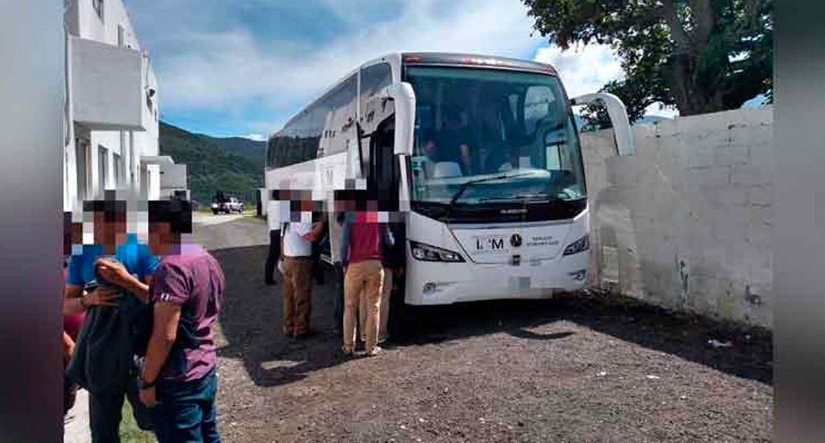 Rescatan a 98 migrantes abandonados en dos autobuses en Veracruz