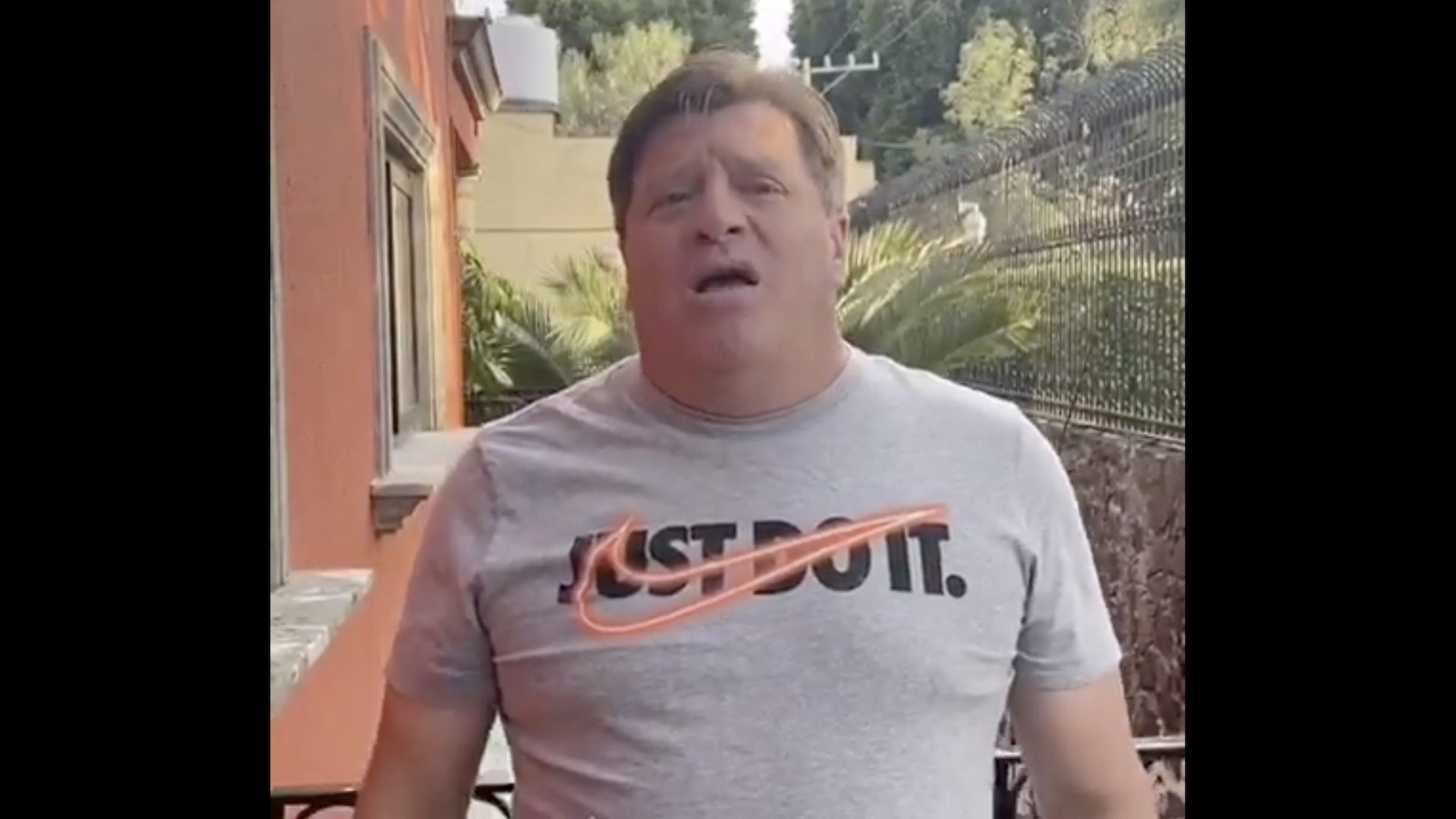 Miguel Herrera ofrece disculpa al árbitro tras insultos al finalizar el Cruz Azul-América