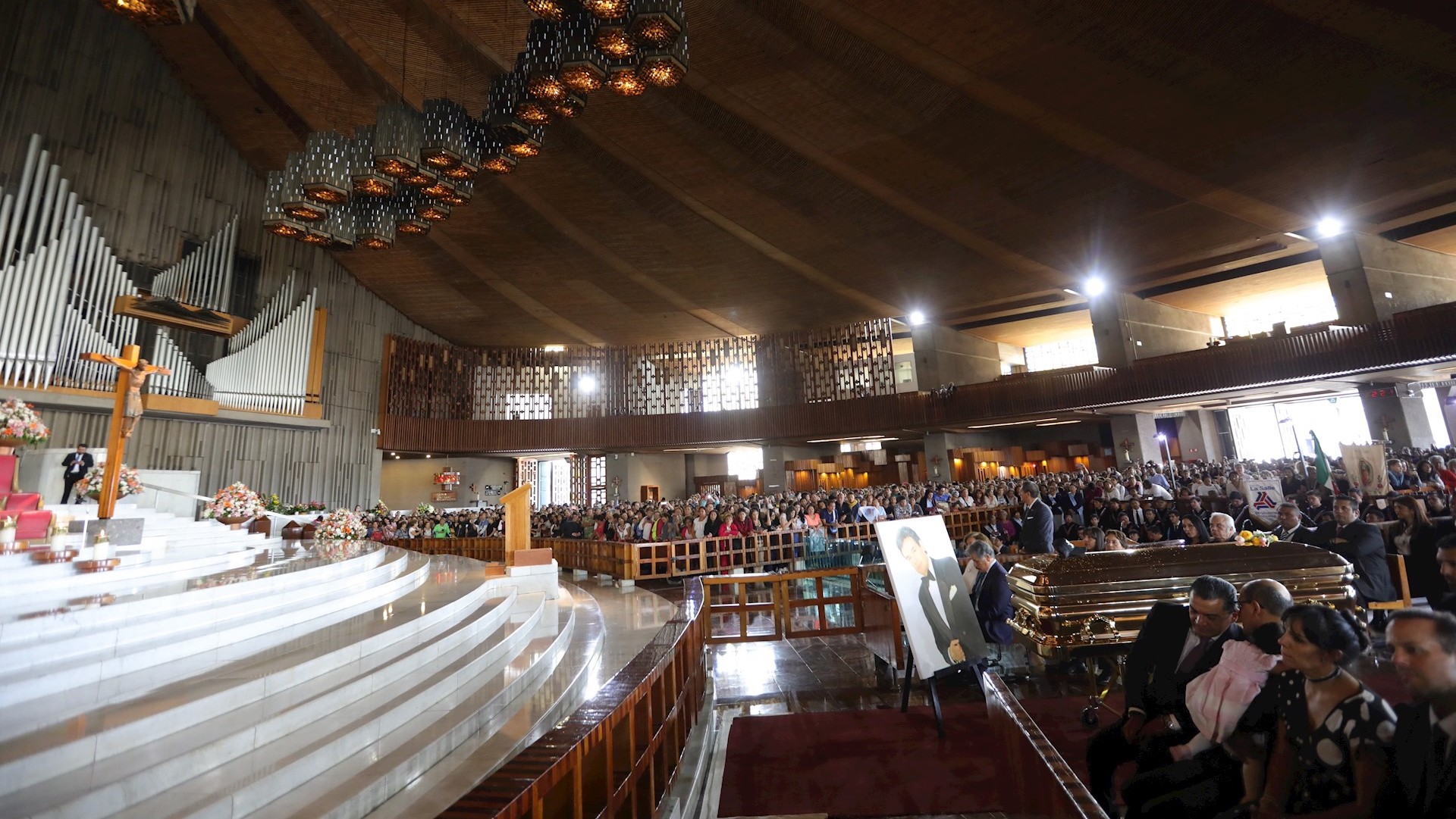 Concluye misa en memoria de José José