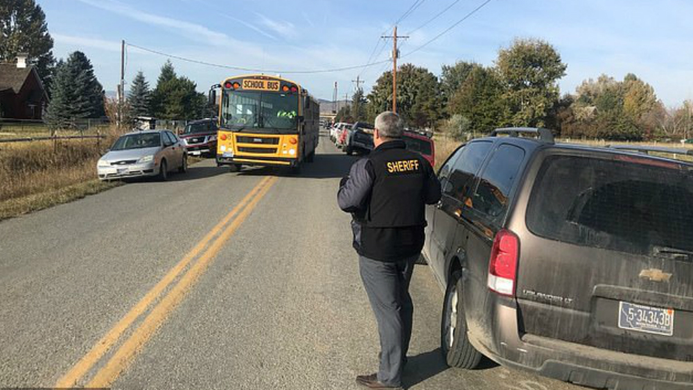 Explota bomba casera en patio de escuela primaria en EE.UU.
