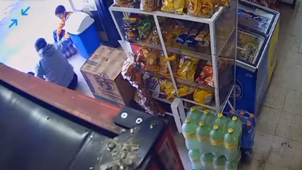 #Video Mujer enseña a su hijo a robar en tienda de Tlalpan