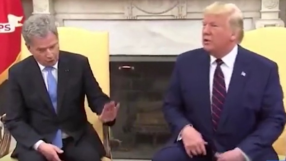 #Video Presidente de Finlandia pide a Trump que no lo toque