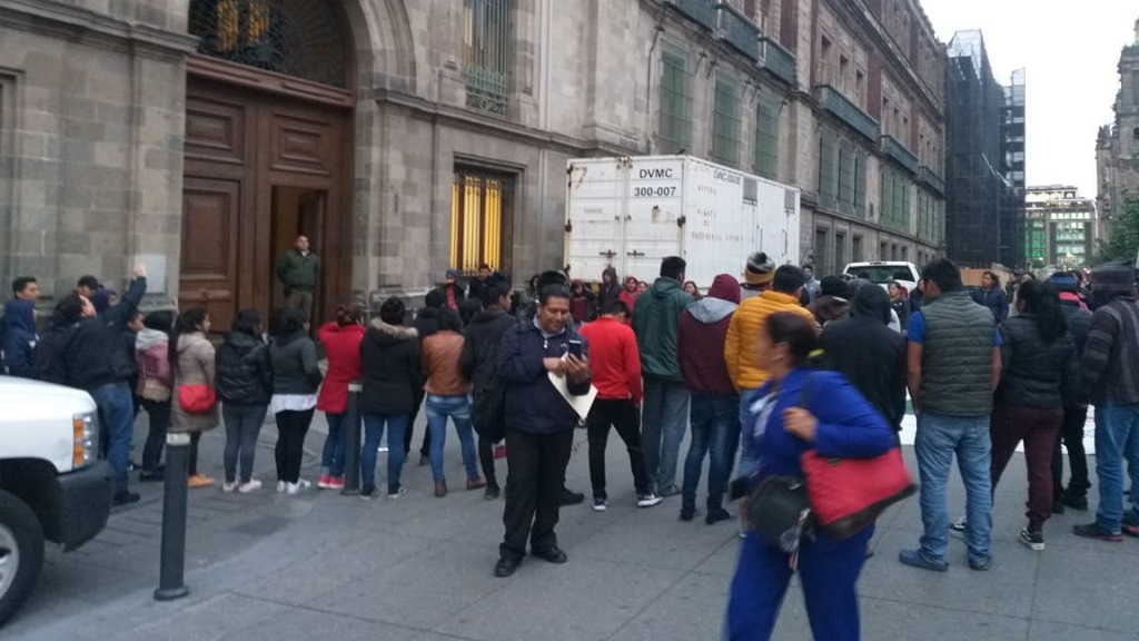 Normalistas de Chiapas se manifiestan afuera de Palacio Nacional