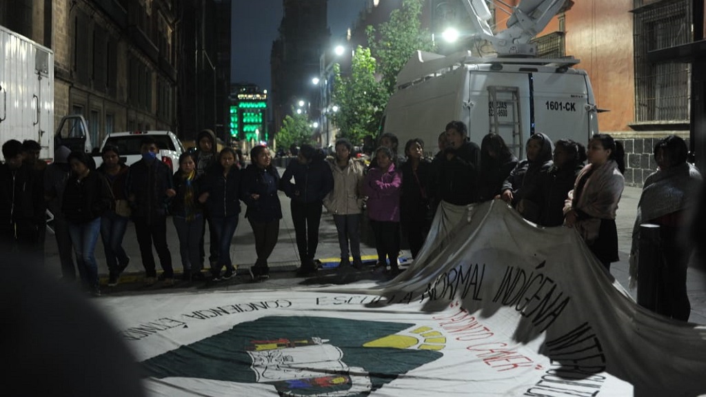 Normalistas de Chiapas se manifiestan afuera de Palacio Nacional - normalistas-indigenas-de-chiapas