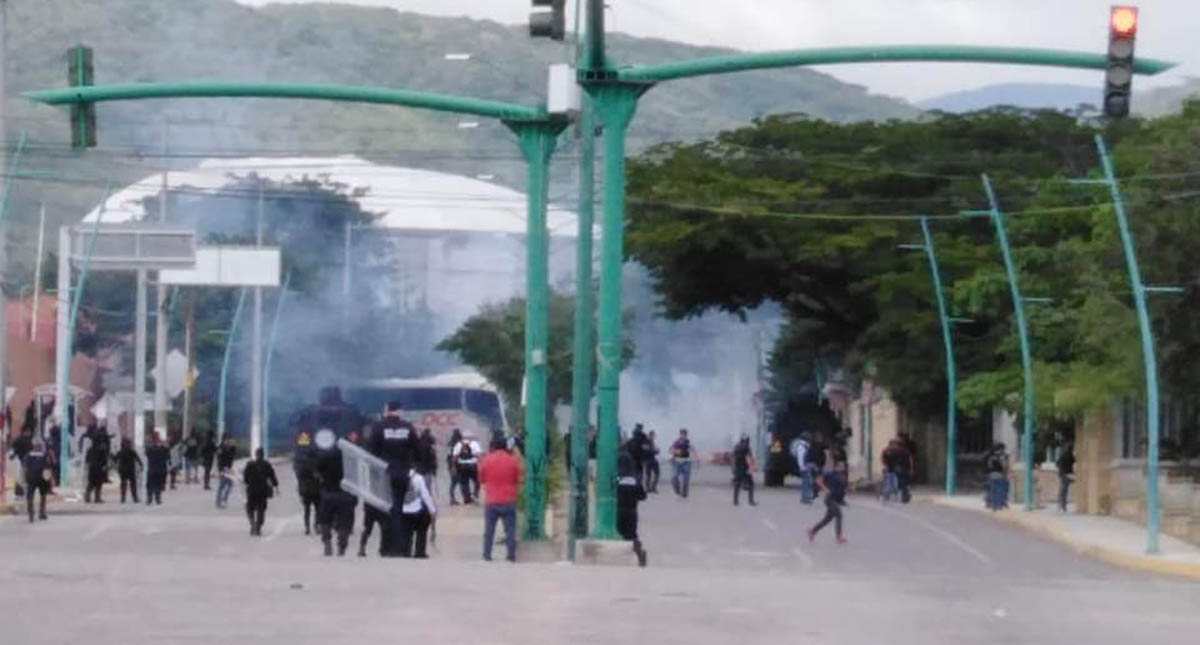 Normalistas enfrentan a policías en Tuxtla Gutiérrez