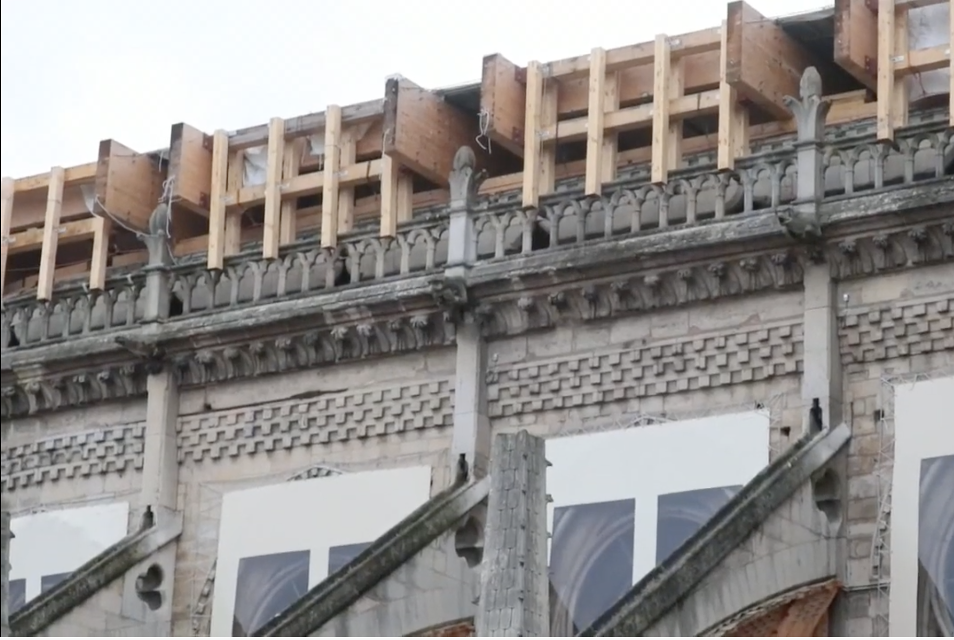 Retirar andamio quemado, el principal riesgo para Notre-Dame