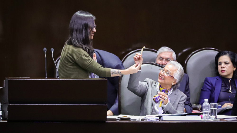 Diputada le regala cigarro de mariguana a Sánchez Cordero