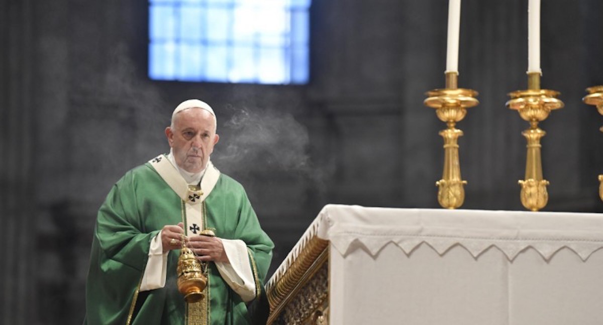 “¿Qué diferencia hay entre llevar plumas o el tricornio de cardenal?”, pregunta el papa Francisco a miembros de la Iglesia