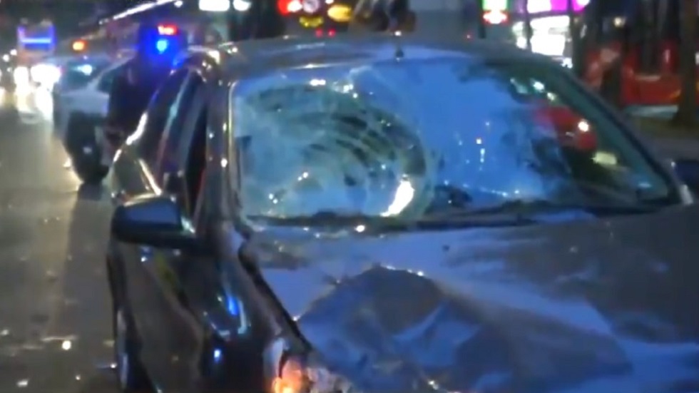 Joven muere atropellada sobre Avenida Insurgentes Sur - parabrisas-estrellado-y-danos-en-el-cofre-del-auto-que-atropello-a-joven