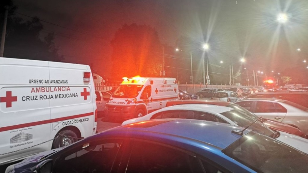 Adolescente en Azcapotzalco salva a su familia de intoxicación de gas - paramedicos-en-unidad-habitacional-cuitlahuac