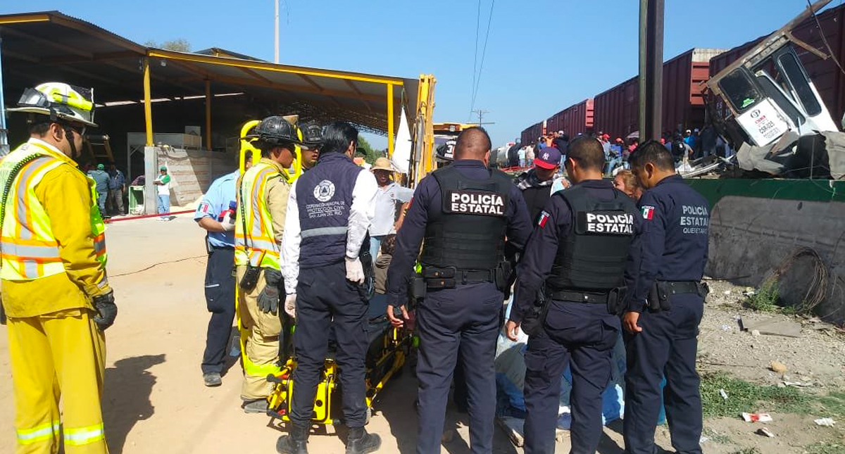 Aumenta a nueve la cifra de muertos por choque de tren y camión de pasajeros en San Juan del Río Aumenta a nueve la cifra de muertos por choque de tren y camión de pasajeros en San Juan del Río