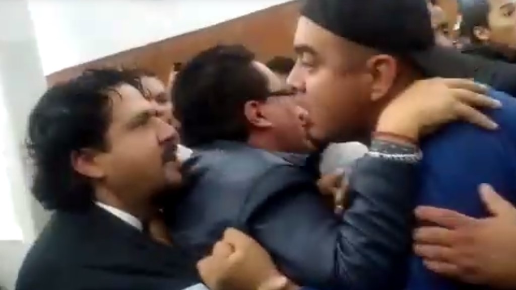 #Video Suspenden sesión en Congreso de San Luis Potosí por trifulca