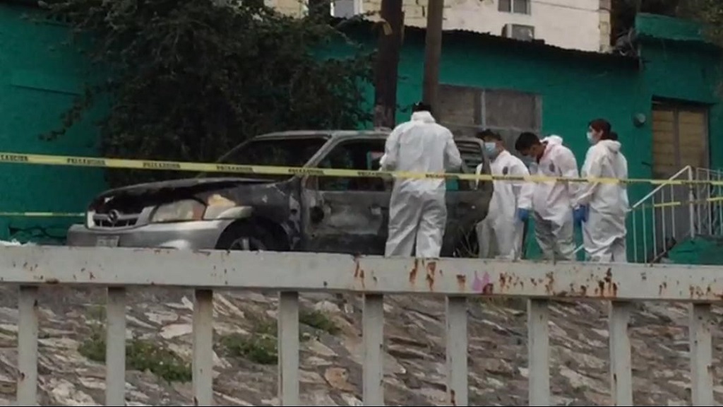 Hallan en Monterrey un auto incendiado con dos cuerpos dentro