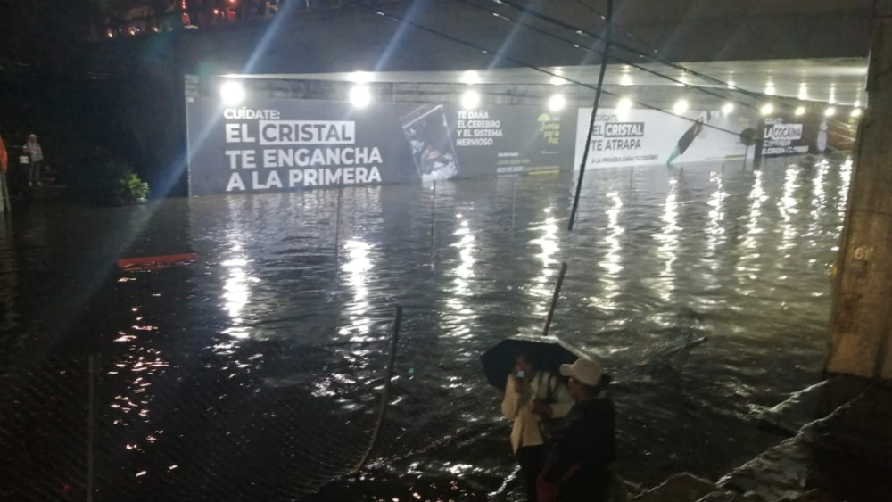 Inundaciones por lluvias arrastran automóviles en Tlalpan