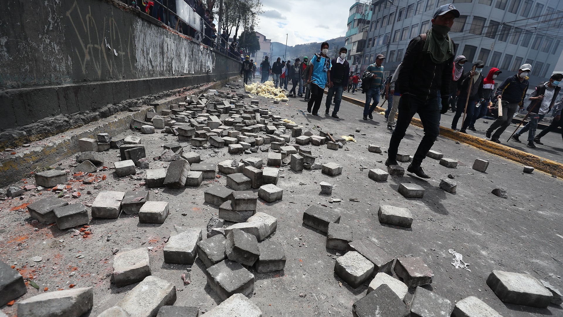 Ecuador registra pérdidas millonarias por protestas - piedras-utilizadas-por-manifestantes
