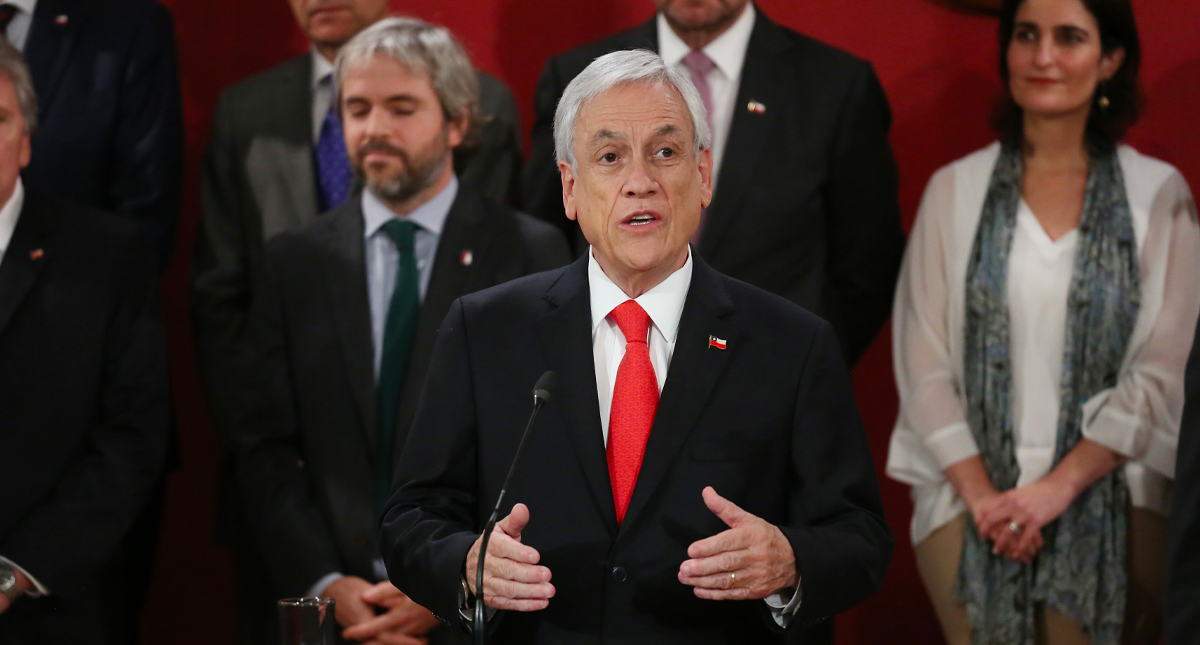 Presidente de Chile cambia a ocho ministros para enfrentar crisis política y social