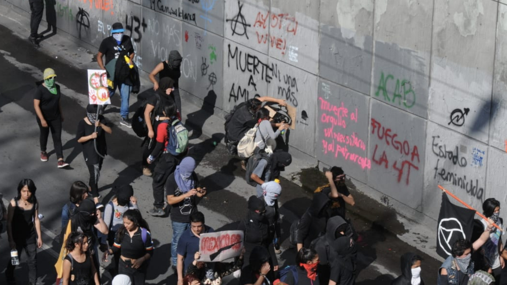 Anarquistas vandalizan edificios y lanzan cohetones en el Centro Histórico de la CDMX
