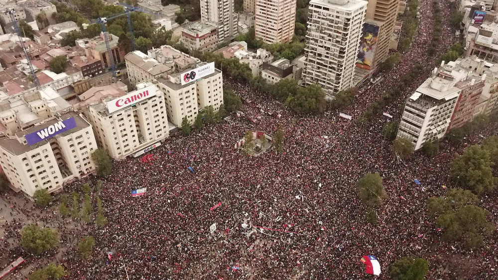 Piñera dice haber escuchado mensaje de 1.2 millones de chilenos en la calle
