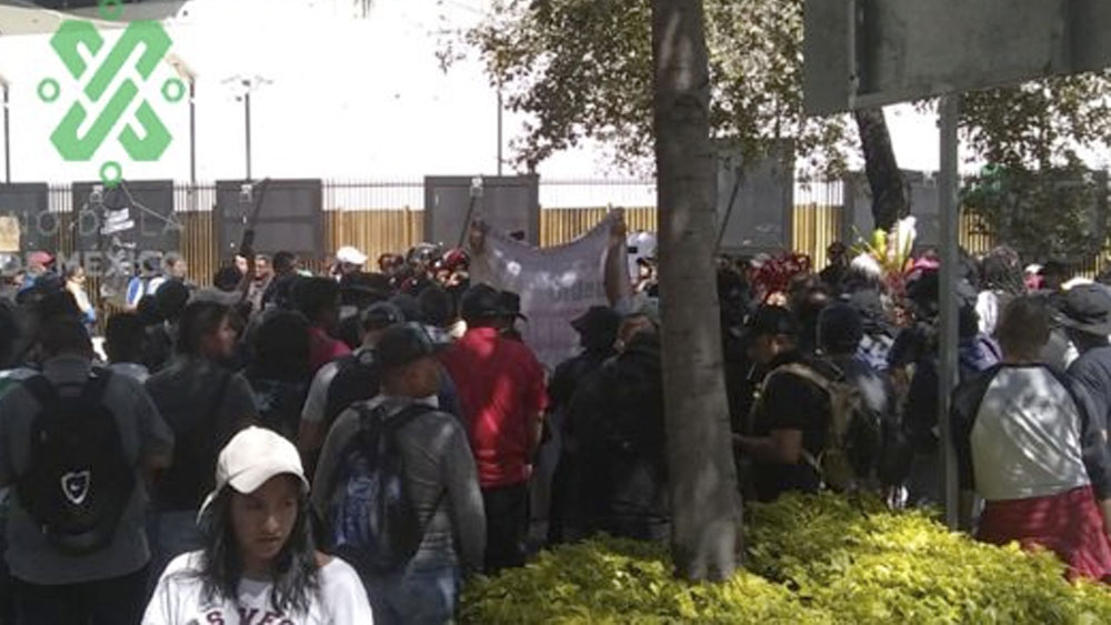 Policías federales protestan a las afueras del Senado